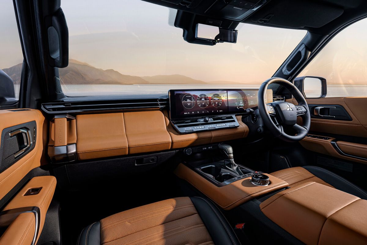 Mitsubishi Pajero 2027 interno.jpg