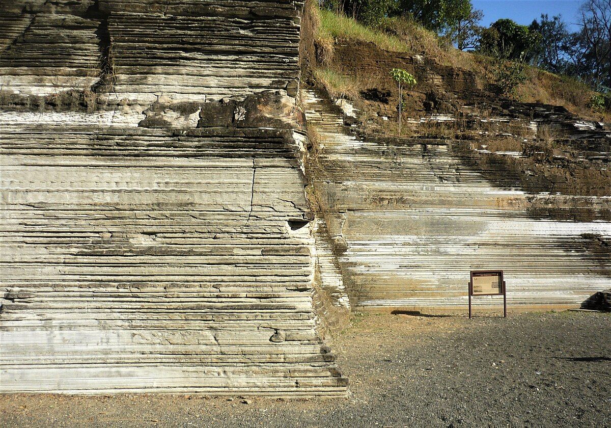 Parque_Geologico_do_Varvito_-_Paredao.jpg