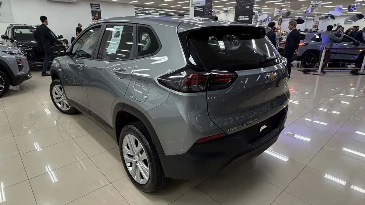 chevrolet-tracker-turbo-at-2027.jpg