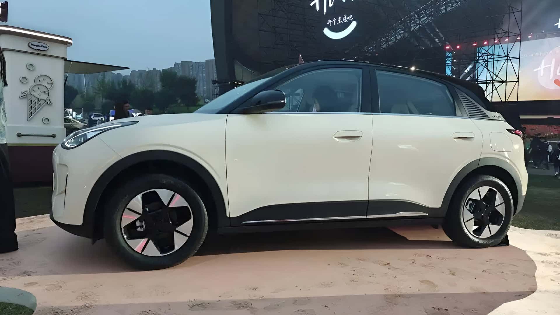 geely-ex2 lado.jpg