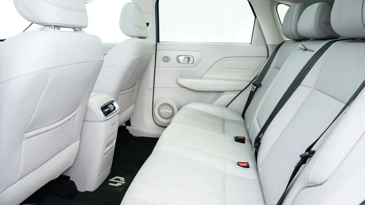 leapmotor-b10-reev-ultra-hibrido-2026- interior.jpg